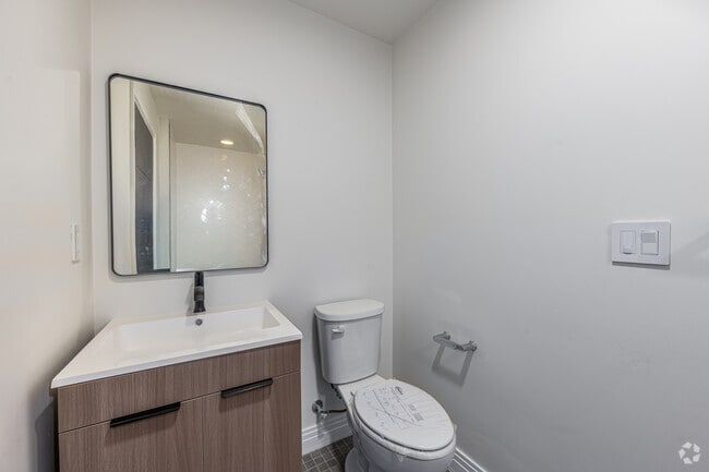 2BR, 2BA - 900SF - Second Bathroom