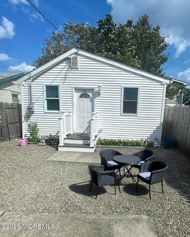 Building Photo - 1239 Oakwood Rd Rental