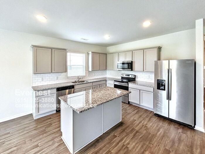 Spacious and Beautiful 5-Bedroom Home / Av... - Spacious and Beautiful 5-Bedroom Home / Av...