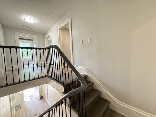 Photo - 332 Dalhousie St Unit B (Front- Upper)