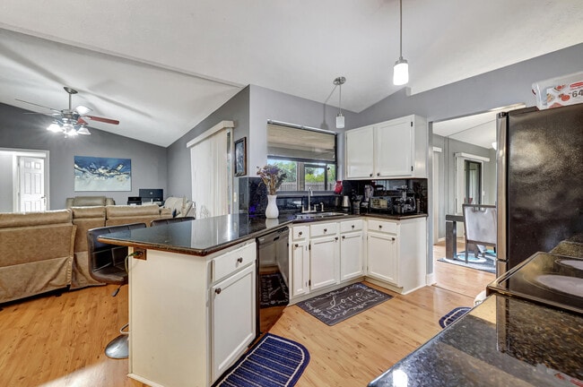 Photo - 284 SW N Quick Cir