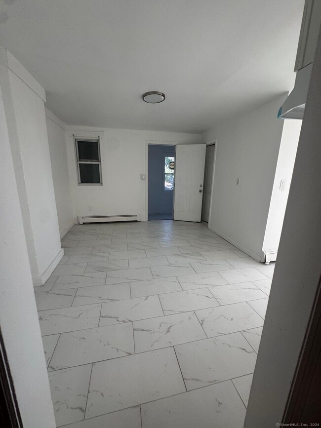 Building Photo - 980 Pembroke St Unit 2R Rental