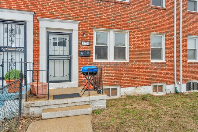 Building Photo - 3706 W Franklin St Unit 3706 W Franklin St  #1