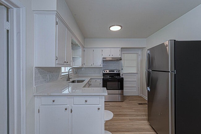 Photo - 2864 Hawthorne Dr