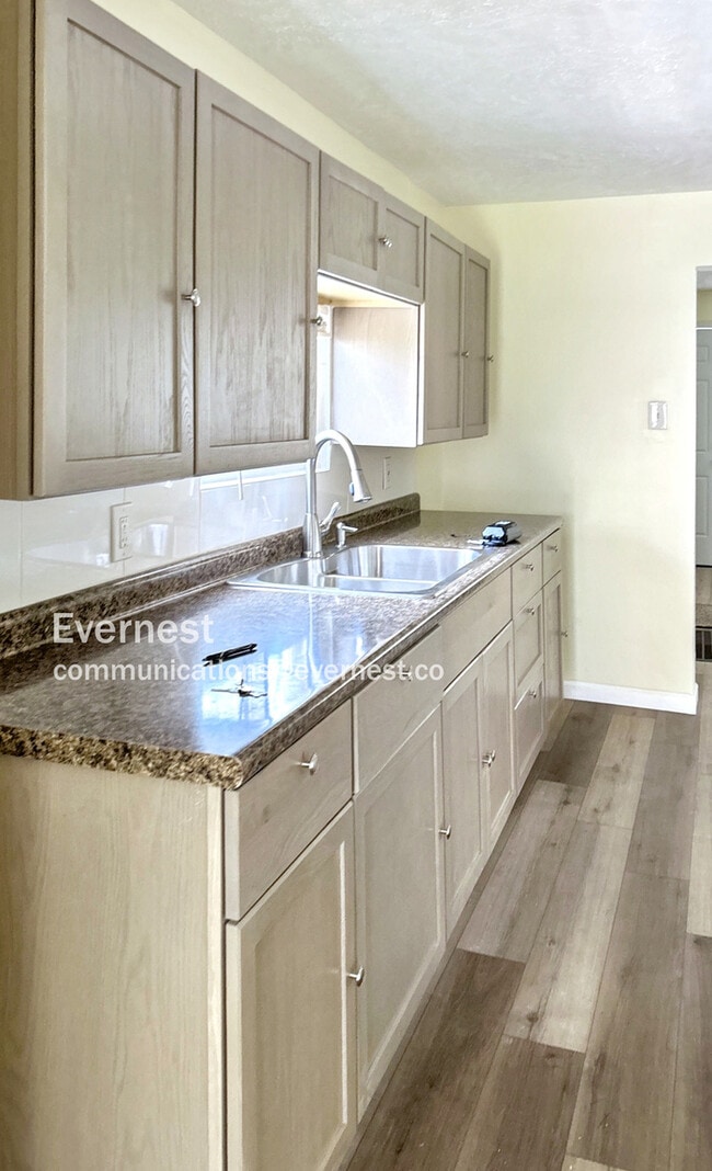 Photo - 1050 Holmden Ave