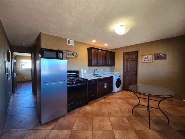 Building Photo - 1506-A Agua Fria St Rental