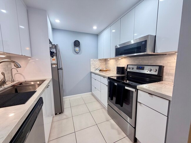 Building Photo - 150 SW 134th Way Unit 106R