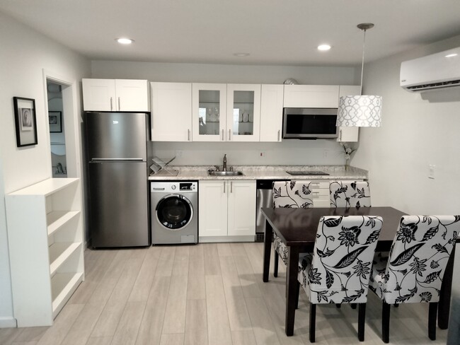 Building Photo - 30629 Passageway Pl Unit Furnished modern studio