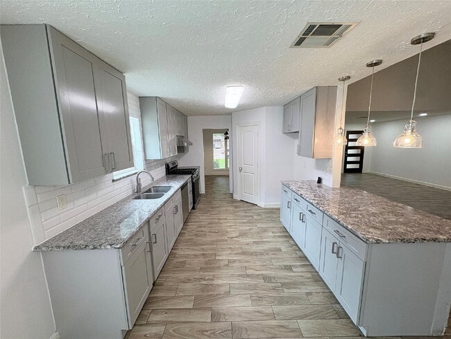 Building Photo - Beautiful 4-bedroom, 2-bath home