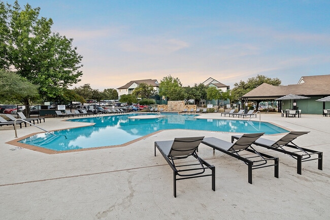 Apartamentos The Outpost en San Marcos, cerca de la Universidad Estatal de Texas, con piscina estilo resort y muebles de piscina mejorados
