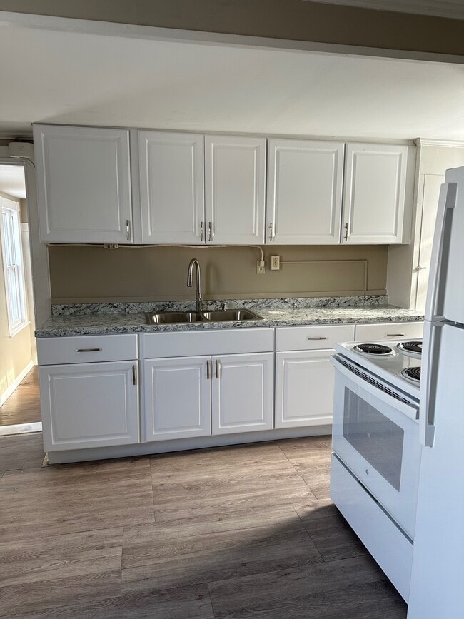 Building Photo - 2 Hanscom Ave Unit 2