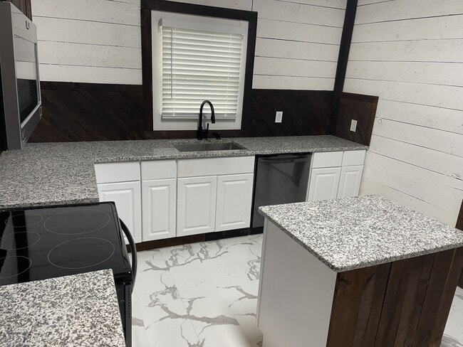 Photo - 112 Yates St