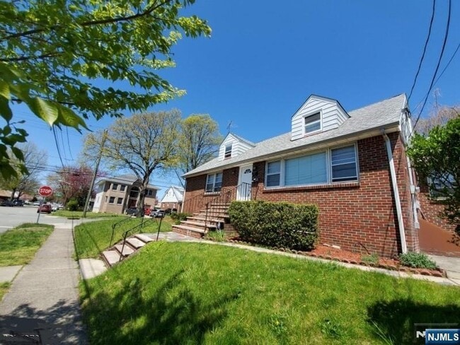 Building Photo - 18 Howard Ave Unit 2-2 Rental