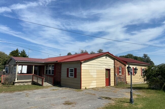 Building Photo - Large Home! - $790 Month / $1,900 Down