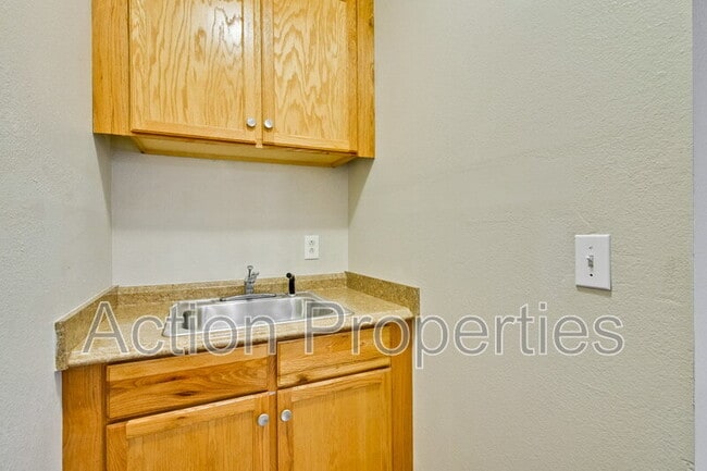 Photo - 1043 Henderson Ave Unit #B