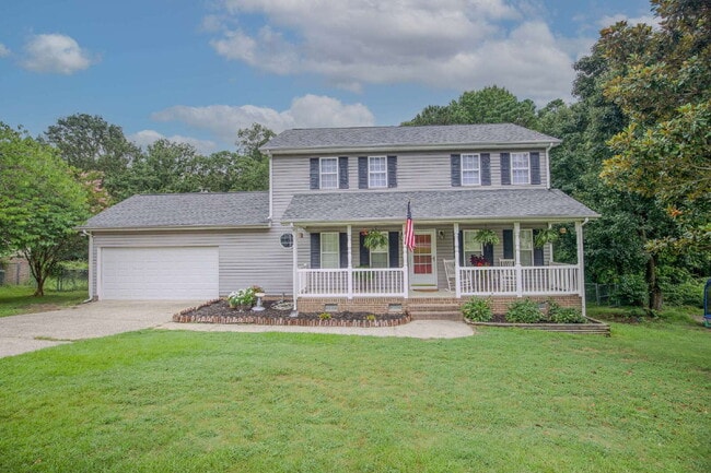 Building Photo - Charming 3 Bedroom, 2,5 Bath home with hug...