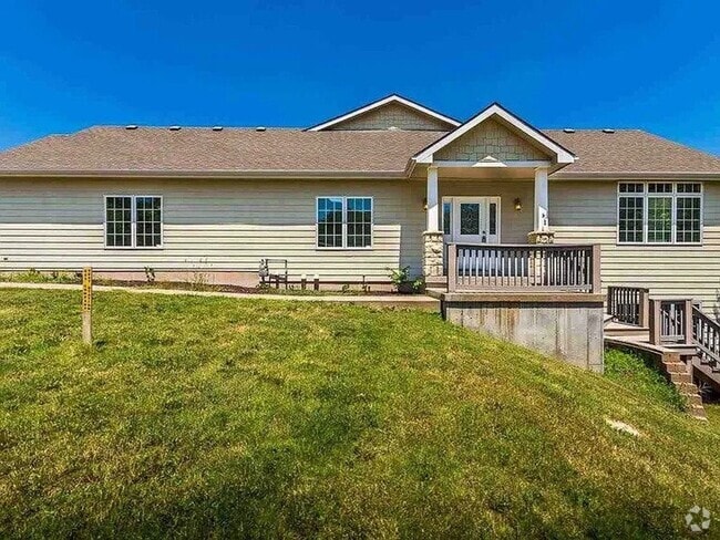 Building Photo - Large and Spacious Duplex Available Rental