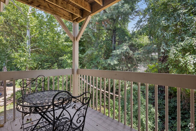 2BR, 2BA - 1,010SF - Balcony