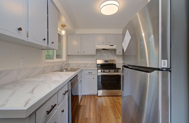 Building Photo - Heenan 2918-2920 Unit Heenan 2920-B