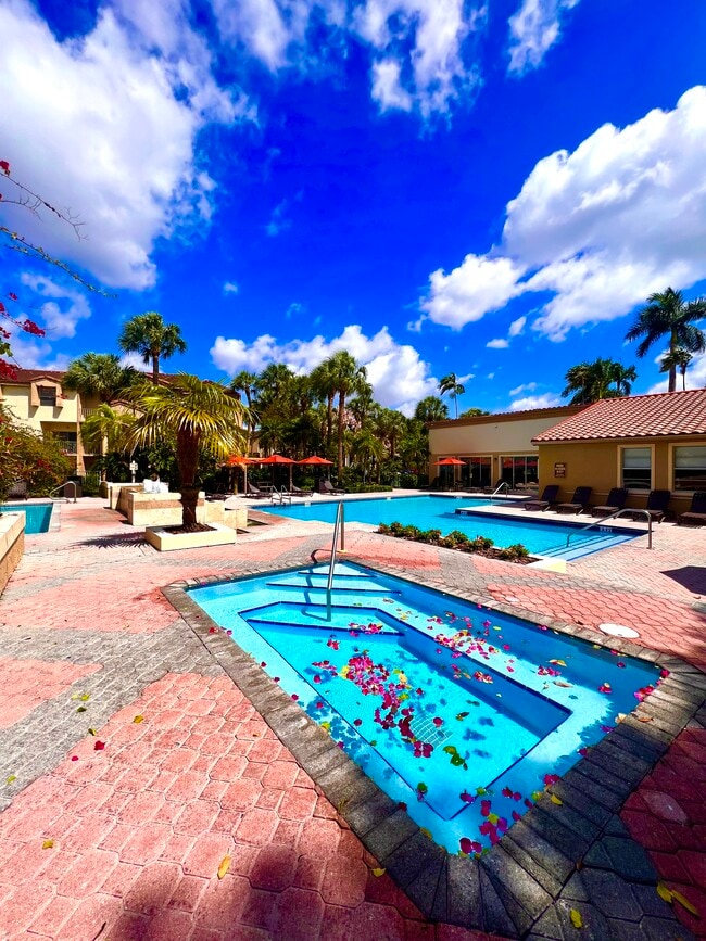 ÁREA DE PISCINA - WATERFORD LANDING APARTMENTS