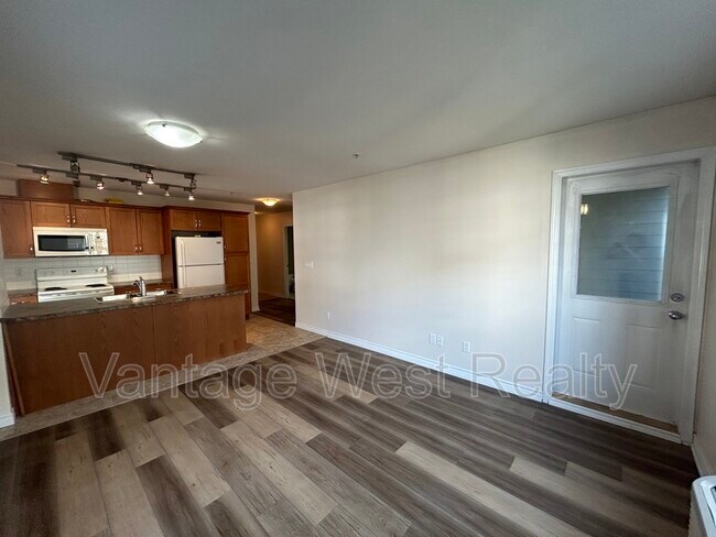 Photo - 598-598 Sutherland Ave