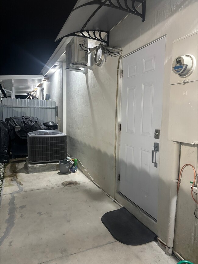 Building Photo - 27949 SW 133rd Ave Unit Efficiency Studio