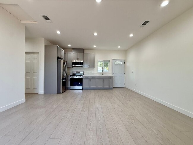 Photo - 10723 Rhodesia Ave