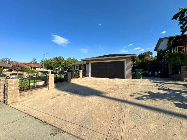 Large Evergreen Home with Solar & Community Pool