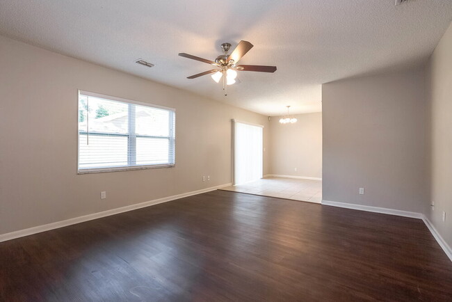 Photo - 318 Regal Park Dr