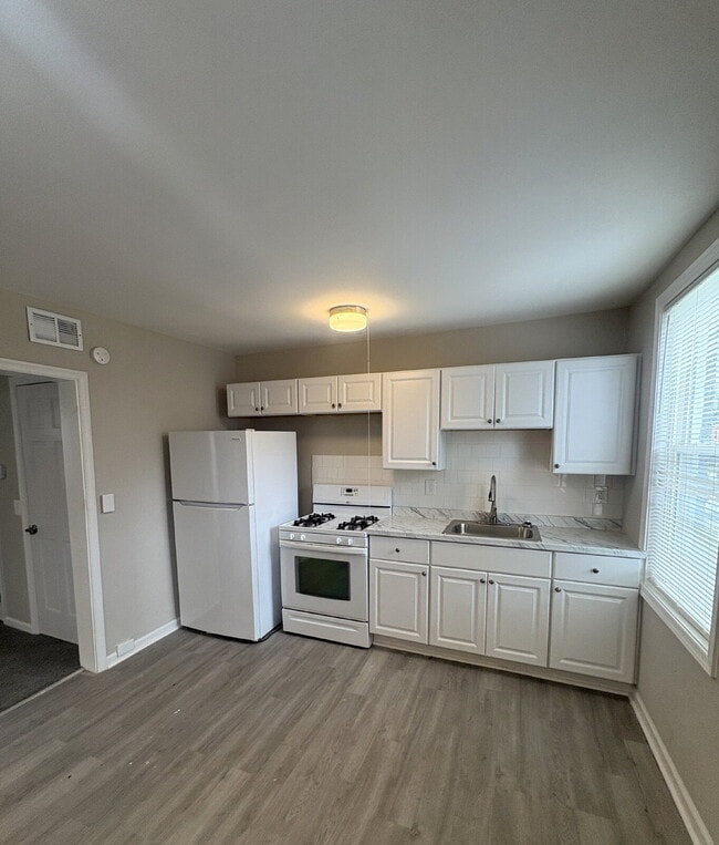 Building Photo - Renovated 2-Bedroom Apartment in Belair-Edison Unit 2