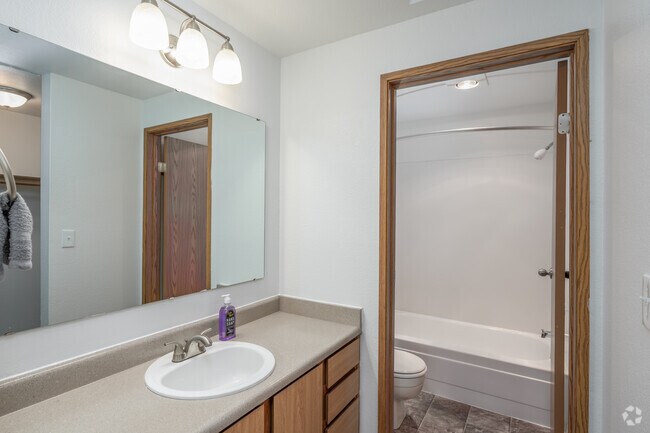 2BR, 2BA - 924SF - Bathroom - Trailside