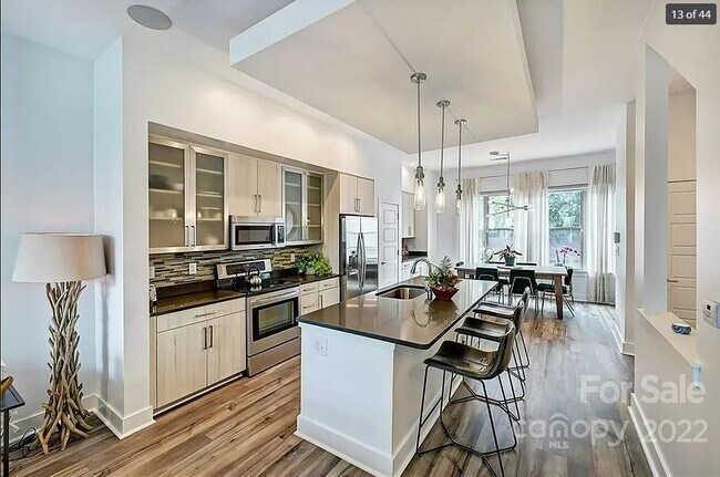 Photo - 215 Doggett St