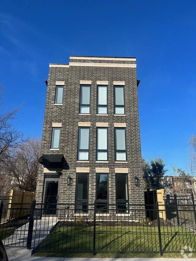 Building Photo - 2848 W Adams St Rental