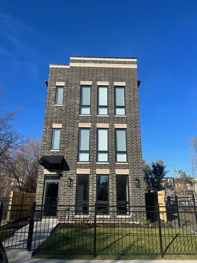 Photo - 2848 W Adams St Condo
