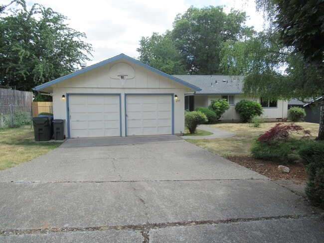 Building Photo - Great Three Bedroom Close to Schools!