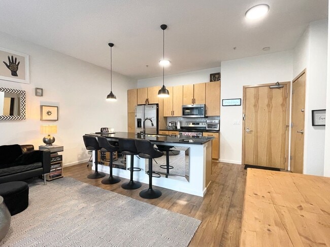 Photo - Luxury Condo Living in the Heart of Excelsior & Grand - Underground parking -Available NOW!
