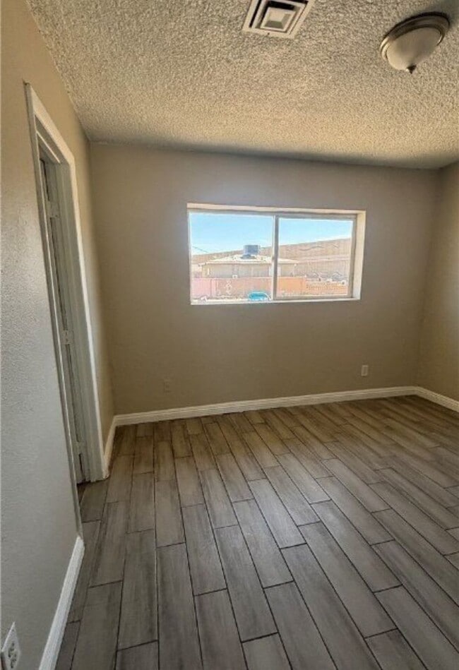 Building Photo - 718 W Wilson Ave Unit 104