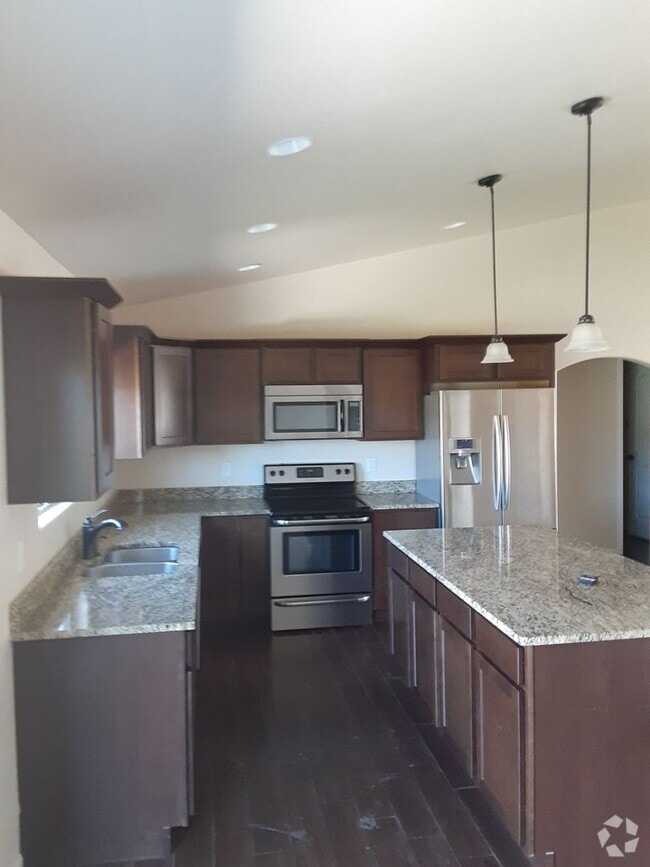 Building Photo - 3 Bedroom, 2 Bath Home with Attached 2-Car...