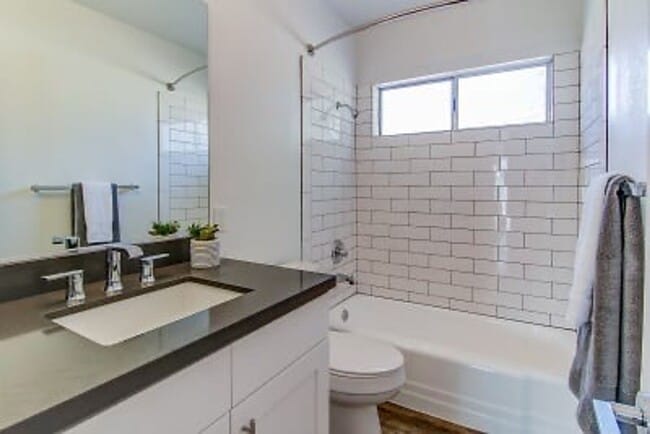 Photo - 570 Los Robles