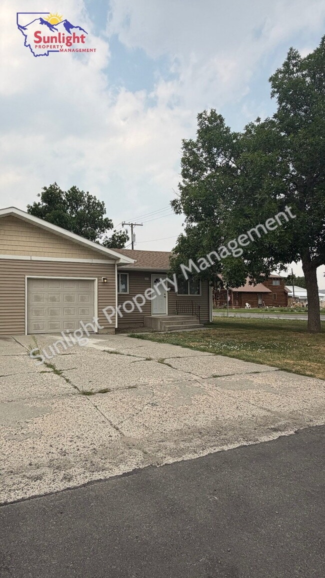 Building Photo - Spacious 2 Bedroom, 1 Bath Duplex with Garage and Laundry Room