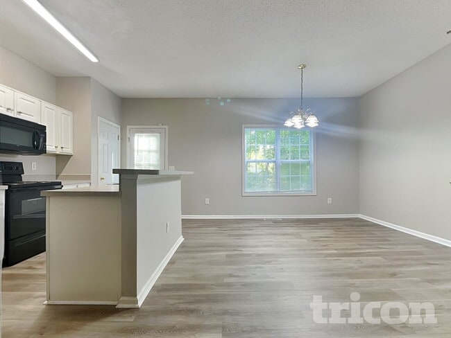 Photo - 5739 Newnan Cir