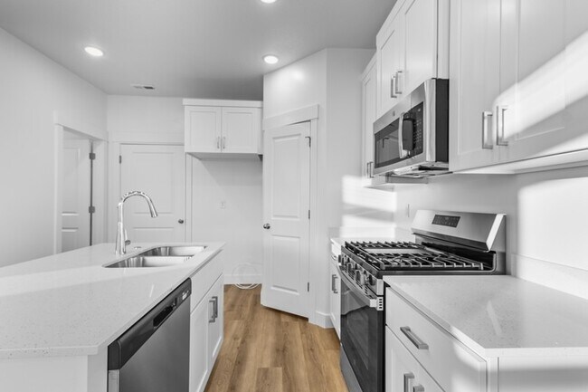 Photo - 285 W 1150 N