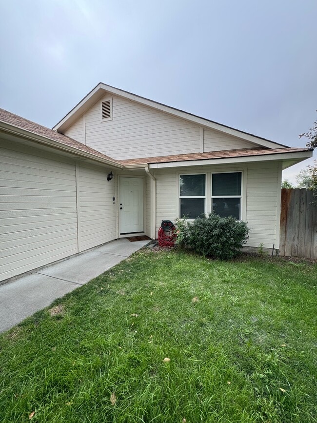 Photo - 935 Garrett St