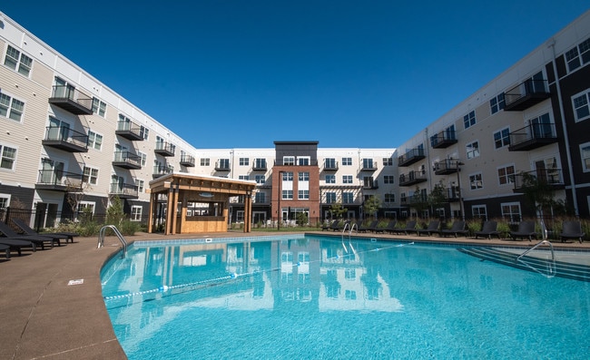 Piscina estilo resort | Apartamentos de lujo en Columbus Ohio | Mirada - Mirada Apartments