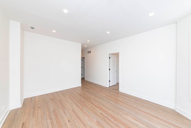 Photo - 2825 N Rockwell St Unit 2