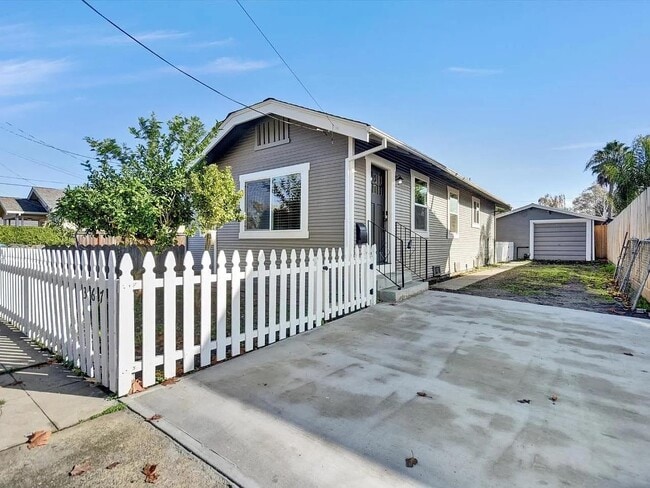 Building Photo - 367 College St