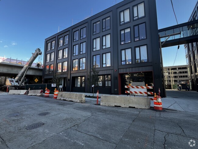 Building Photo - 1131 W Winona St Rental