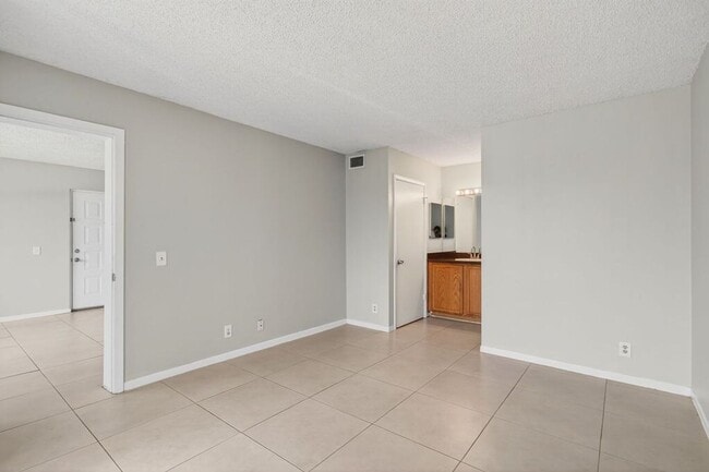 Photo - 752 Executive Center Dr Unit 11
