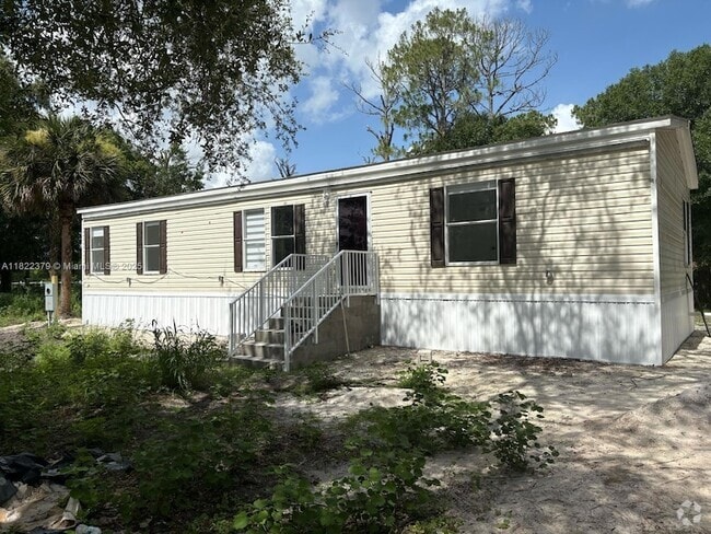 Building Photo - 720 N Riverside St Rental