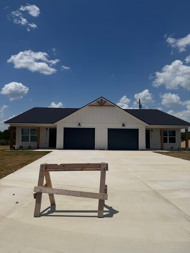 Building Photo - 2103 Vista Rosa